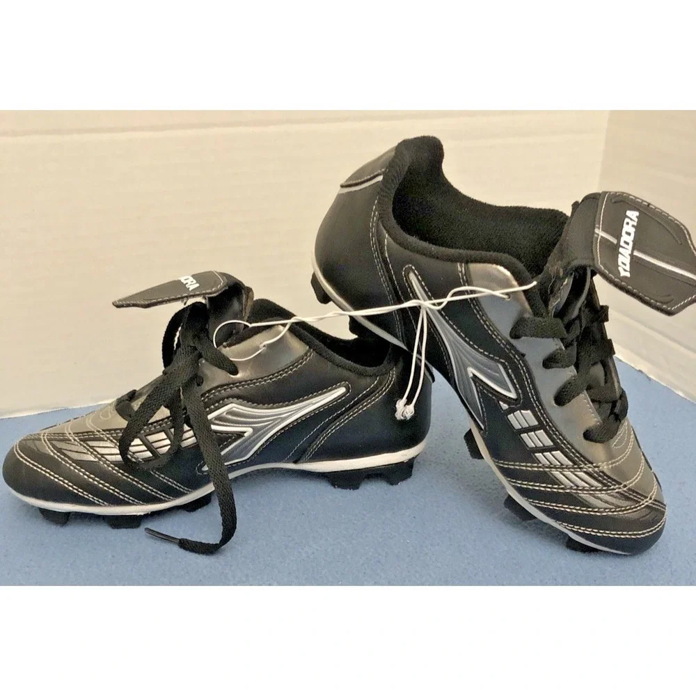 New w/out Box Diadora Boys Black & Silver Soccer Cleats - Size 4‎ (088-03-0870)